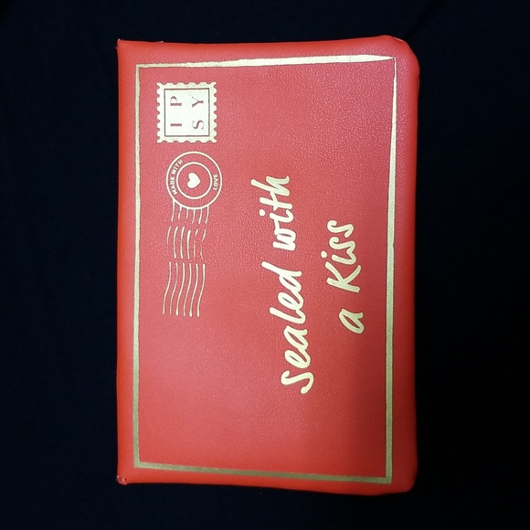Ipsy 'Sealed with a Kiss" bag - Picture 2 of 6